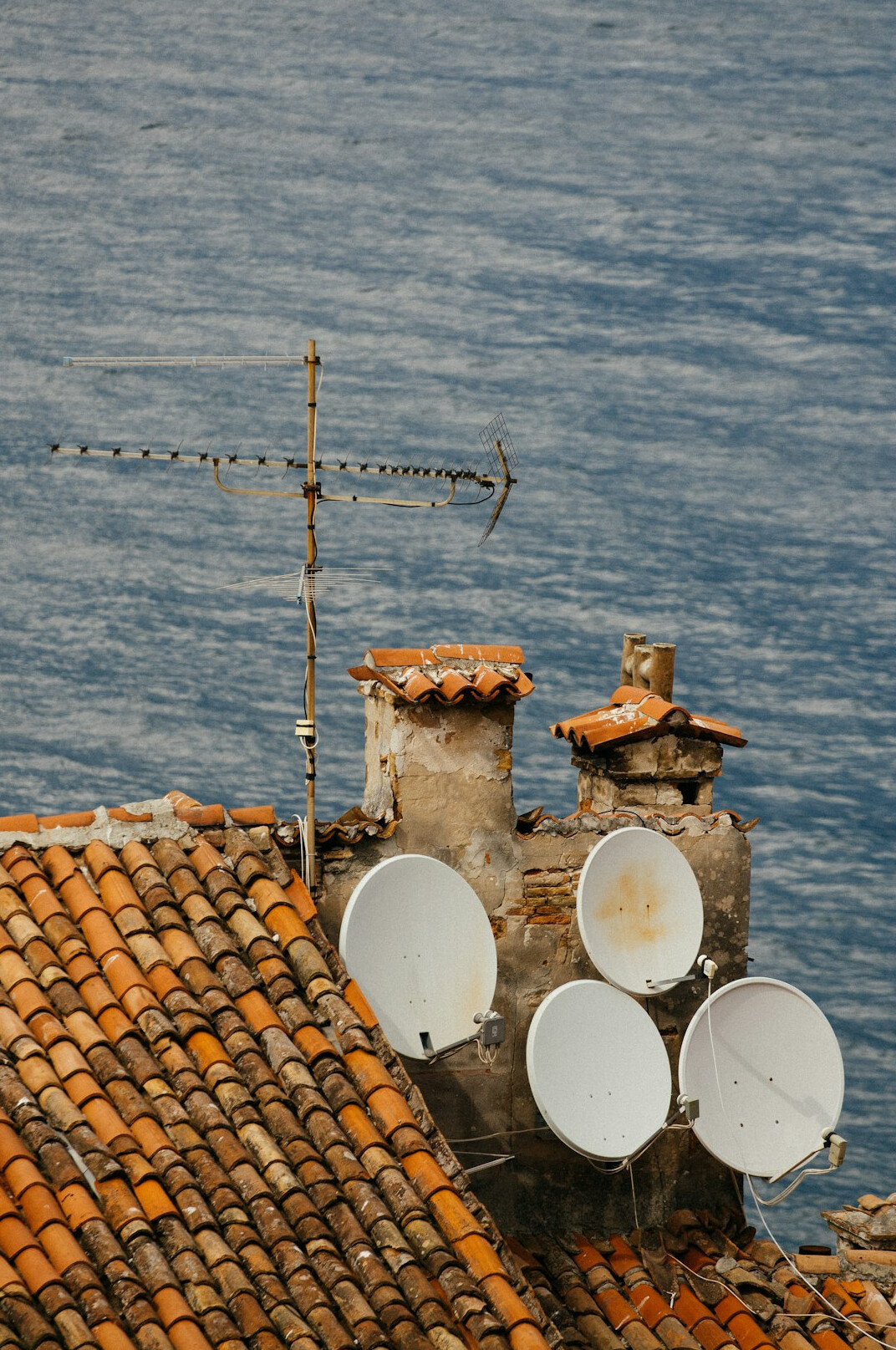 old tv antenna on roof